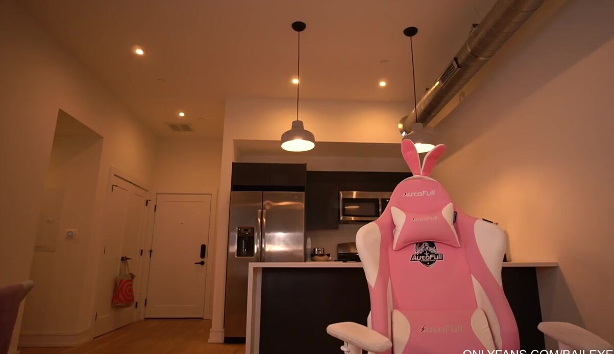 Amateur babe showcases perfect ass and teen masturbation skills